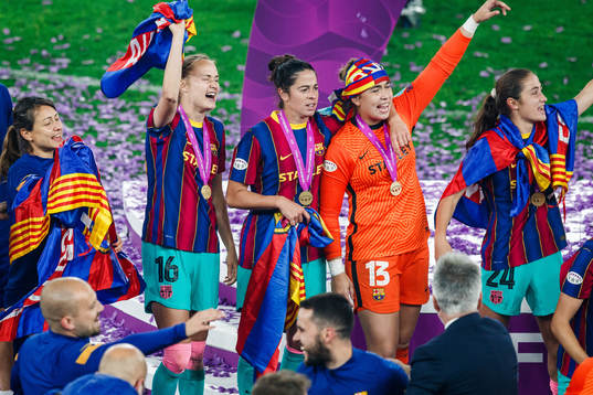 Caroline Graham Hansen and goalkeeper Catalina Coll of