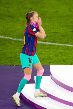 Caroline Graham Hansen of Barcelona kisses her gold medal