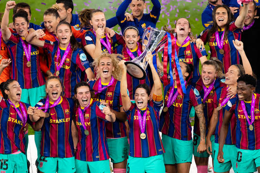 Barcelonas Vicky Losada lifts the trophy