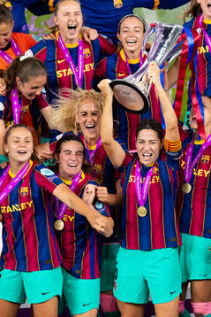 Vicky Losada captain of Barcelona lifts the trophy