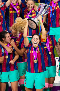 Vicky Losada captain of Barcelona lifts the trophy