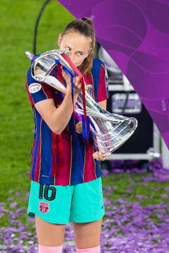 Caroline Graham Hansen of Barcelona kisses the trophy