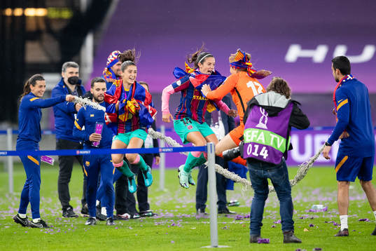 Players of Barcelona skips rope