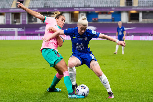 Patricia Guijarro of Barcelona and Bethany England of