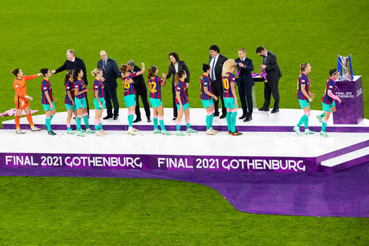 Players of Barcelona receives their gold medal