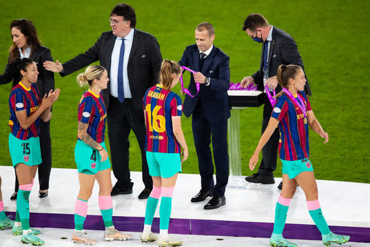 Caroline Graham Hansen of Barcelona receives her gold medal
