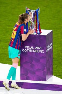 Caroline Graham Hansen of Barcelona kisses the trophy