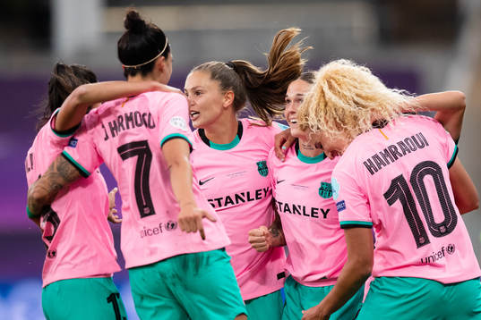 Aitana Bonmati celebrates scoring 0-3 with team mates