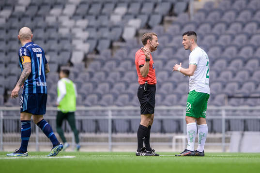 domare Kristoffer Karlsson och Hammarbys Astrit Selmani