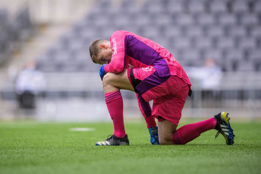 Djurgårdens målvakt Aleksandr Vasyutin har ont
