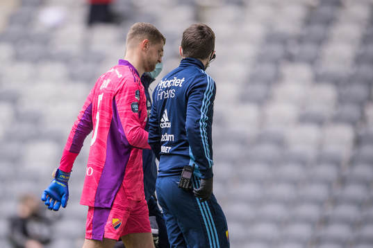 Djurgårdens målvakt Aleksandr Vasyutin lämnar skadad