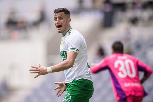 Hammarbys Astrit Selmani reagerar