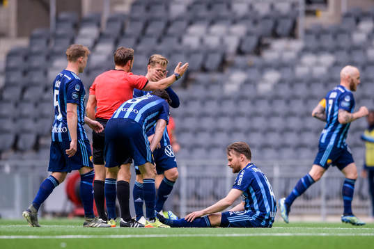 Djurgårdens Jacob Une Larsson har ont