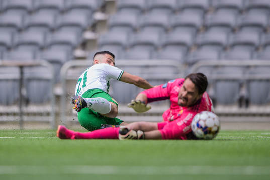 Hammarbys Astrit Selmani och Djurgårdens målvakt Tommi