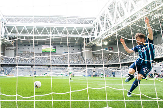 Djurgårdens Jacob Une Larsson räddar en boll