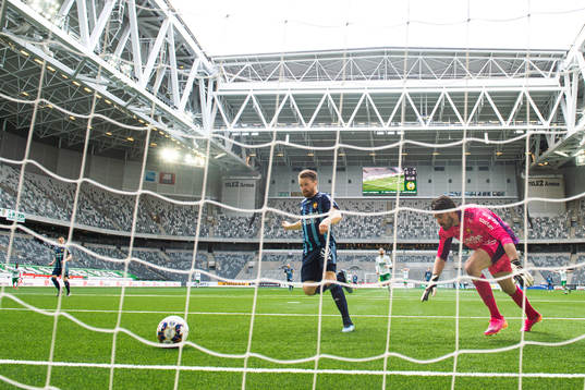 Djurgårdens Jacob Une Larsson och målvakt Tommi Vaiho