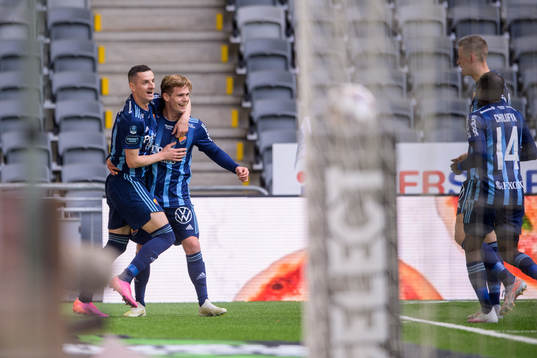 Djurgårdens Haris Radetinac och Hampus Finndell jublar