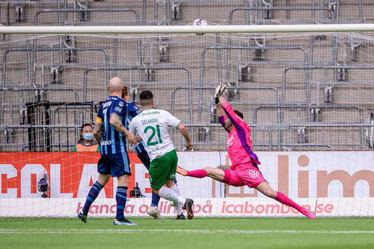 Hammarbys Astrit Selmani gör 2-2 på Djurgårdens målvakt