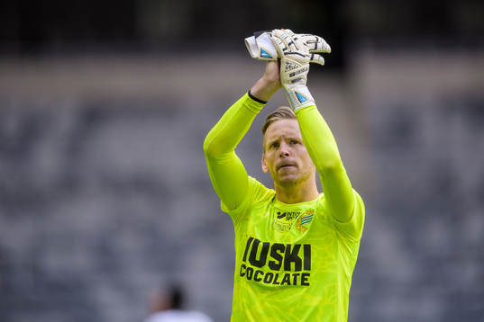 Hammarbys målvakt David Ousted tackar publiken