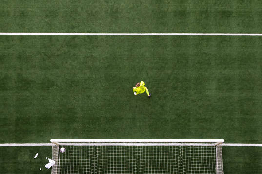 Djurgårdens Kalle Holmberg (ej i bild) gör 0-1 bakom