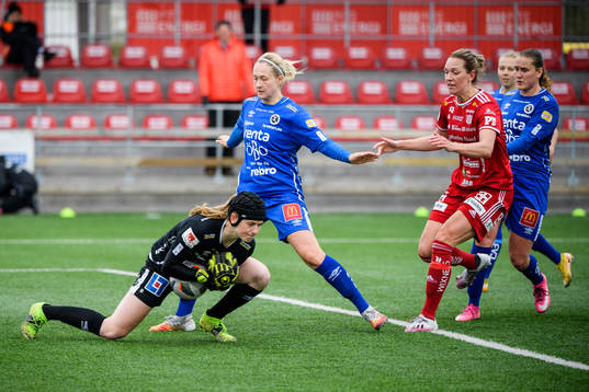 Örebros målvakt Tove Enblom och Sanna Kullberg