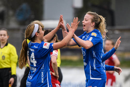 Örebros Carly Wickenheiser jublar