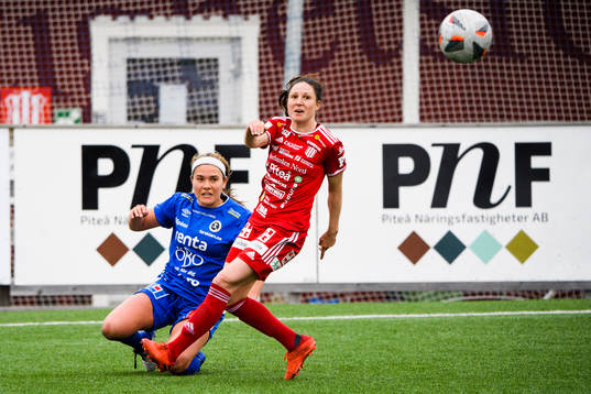 Örebros Carly Wickenheiser och Piteås Josefin Johansson