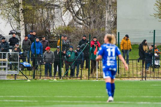Supportrar utanför staketet