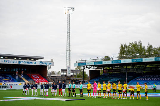 The players of Strømsgodset and Lillestrøm line up