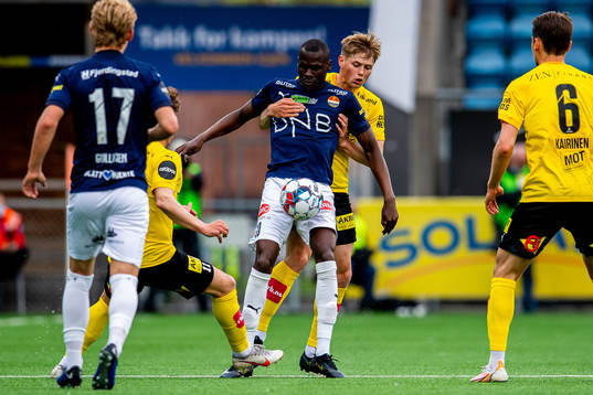 Moses Dramwi Mawa of Strømsgodset and Lars Ranger of