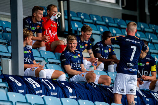 Jonathan Parr and the players of Strømsgodset at half-time