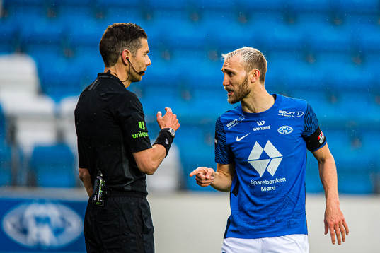 Tore Hansen, referee, and Magnus Wolff Eikrem of Molde