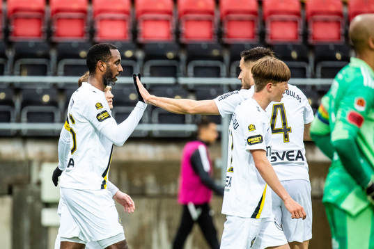 s Henok Goitom jublar med lagkamrater