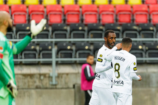s Henok Goitom jublar med Bilal Hussein