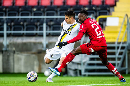 s Nicolas Stefanelli och Östersunds Samuel Mensiro