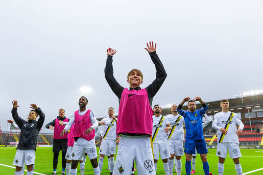 s Tom Strannegård jublar med lagkamrater