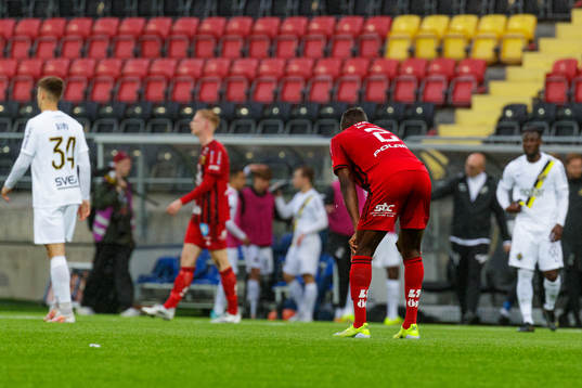 Östersunds Patrick Kpozo  deppar