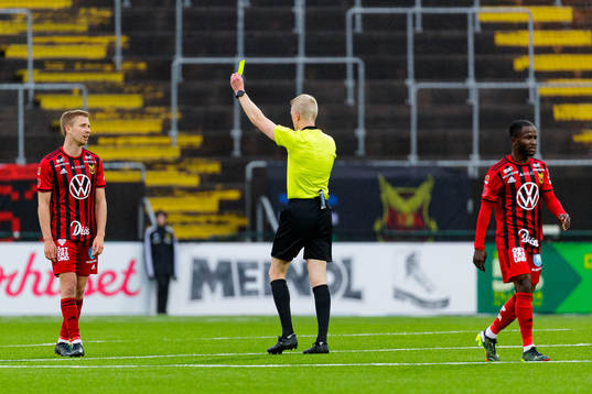 domare Adam Ladebäckvisar Östersunds Ludvig Fritzson ett