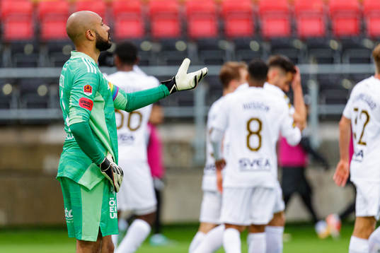 Östersunds målvakt Aly Keita deppar
