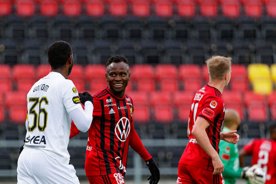 s Henok Goitom  och Östersunds Sam Mensiro  klappar om