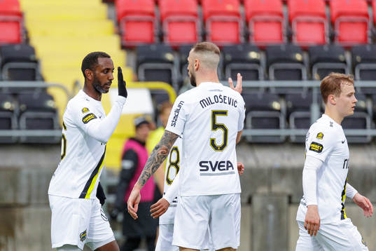 s Henok Goitom och Alexander Milosevic jublar