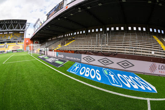 Unibet och OBOS reklam på kortsidan