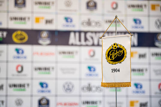 Ett standar med Elfsborgs klubbmärke i pressrummet