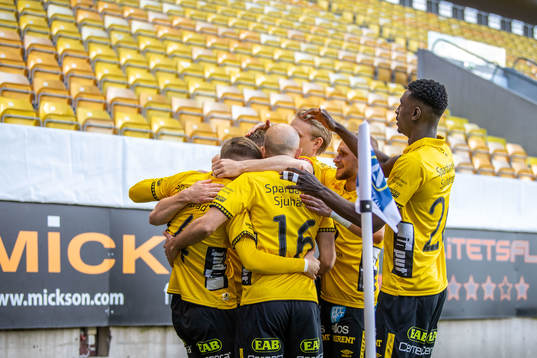 Elfsborgs Per Frick jublar med lagkamrater