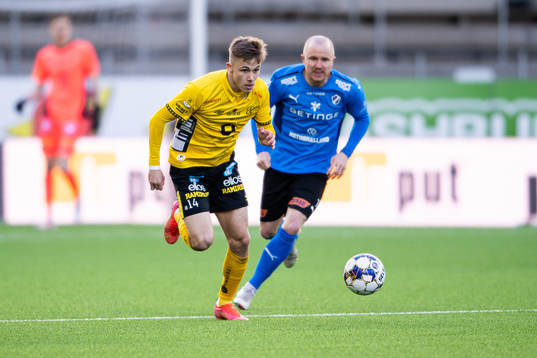 Elfsborgs Jacob Ondrejka med Halmstads Simon Lundevall i