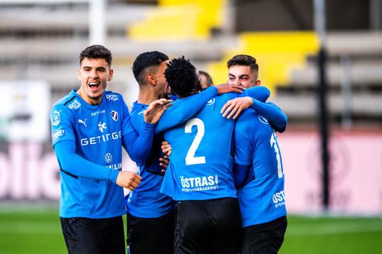 Halmstads Edvin Kurtulus jublar med lagkamrater