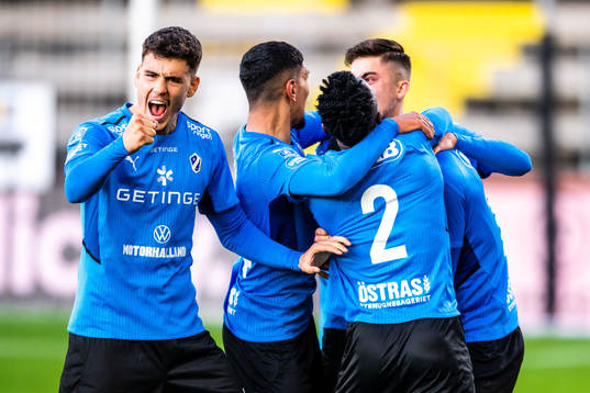 Halmstads Edvin Kurtulus jublar med lagkamrater