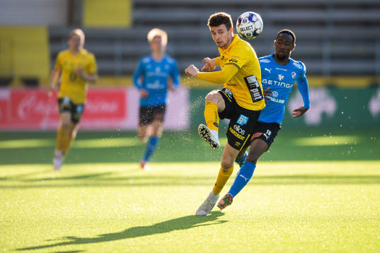 Elfsborgs Christopher McVey och Halmstads Sadat Karim
