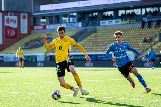 Elfsborgs Christopher McVey och Halmstads Erik Ahlstrand