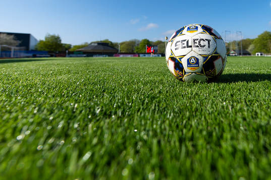 En fotboll före fotbollsmatchen i Allsvenskan mellan